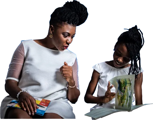 une jeune dame noire parcourt un livre avec une jeune enfant